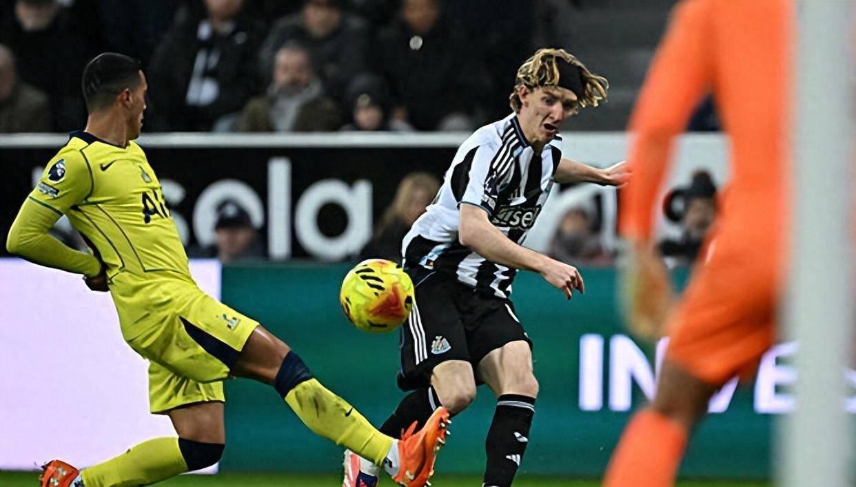 ดราม่าพรีเมียร์ลีก! กองหลังสเปอร์สทำสองประตู รวมถึงลูกตีเสมอสุดสวยด้วยลูกจักรยาน แต่สองประตูไม่เพียงพอหยุดสถิติไร้ชัย 5 นัด - โรเมโร, นิวคาสเซิล, ประตู