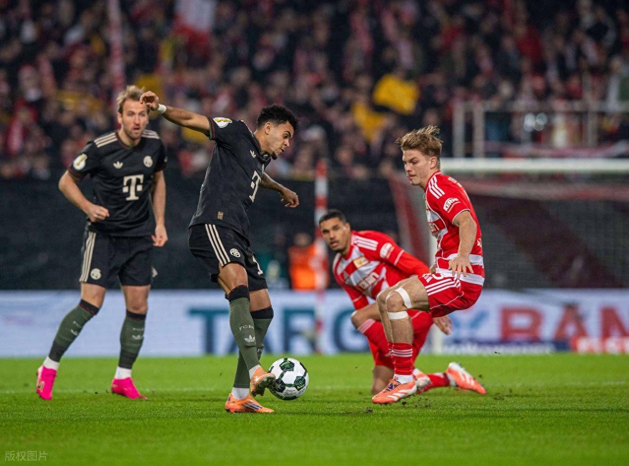 บาเยิร์น มิวนิค เอาชนะคู่แข่งไปอย่างหวุดหวิด 3-2 โดยแฮร์รี่ เคน ทำประตูและแอสซิสต์ ขณะที่สองประตูทำเข้าประตูตัวเองของฝ่ายตรงข้ามช่วยให้ทีมผ่านเข้าสู่รอบสี่ของศึกเดเอฟเบ โพคาล _การแข่งขัน_ ผู้เล่นคนสำคัญ โจชัว คิมมิช การโจมตี