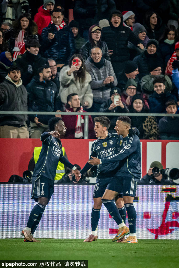 เอ็มบัปเป้ทำสองประตูช่วยให้เรอัล มาดริดตามหลังเอสปันญ่อลเพียงหนึ่งแต้ม