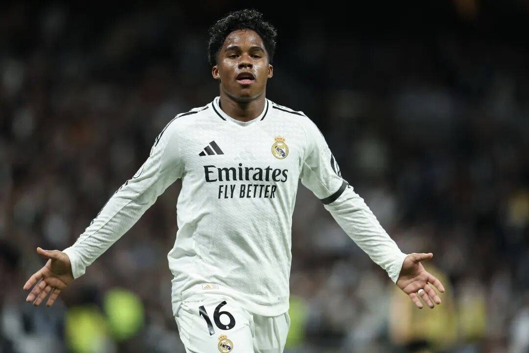 คำเตือน! ท่ามกลางวิกฤตอาการบาดเจ็บของเรอัล มาดริด พวกเขาไม่เพียงแต่ล้มเหลวในการเซ็นสัญญากับผู้เล่นเสริม แต่ยังส่งนักเตะหมายเลข 9 ไปฝรั่งเศสด้วย? _เอนดริค_ เซ็นเตอร์แบ็ค แนวรับ