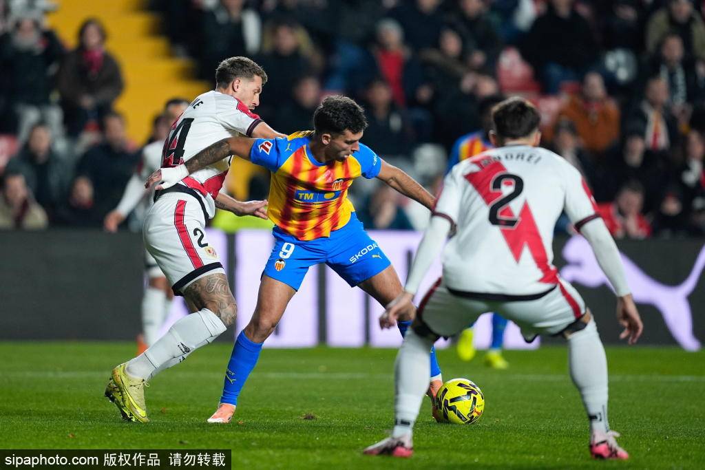 การย้ายทีมครั้งใหญ่สี่ครั้งทำให้โลกฟุตบอลลุกเป็นไฟ! เรอัล มาดริด ถอนตัวจากการไล่ล่าโคนาเต้ ความฝันของรามอสในฟุตบอลโลกมีความหมายแฝง?_อนาคต_ลียง_โรม่า