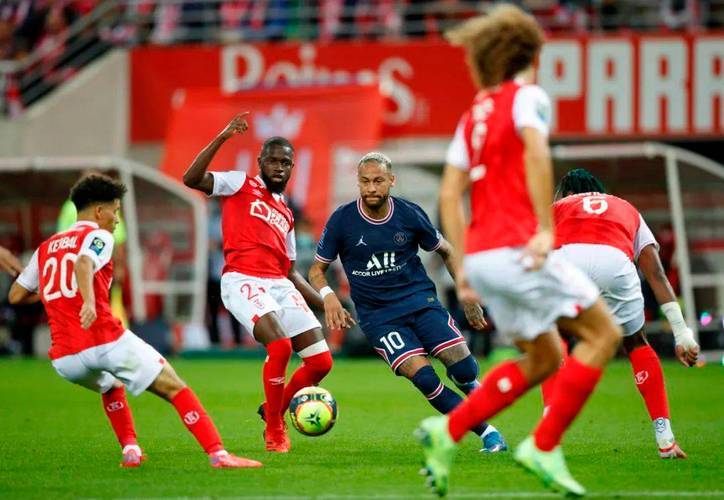 การปะทะกันของทีมจ่าฝูงในลีกเอิง: น็องต์ พบ เลอ็องส์ – ทีมที่เสี่ยงตกชั้นจะสามารถหยุดยั้งผู้นำลีกได้หรือไม่? การแข่งขันเยือน การโจมตีและการป้องกัน แชมเปียนส์ลีก