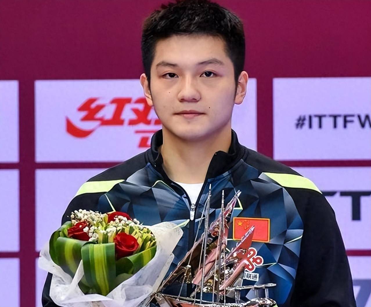 บุนเดสลีกาได้เปลี่ยนตำแหน่งของฟาน เจินตง โดยมีความแตกต่างเพียงสี่ตัวอักษรซึ่งส่งสัญญาณที่ทรงพลังออกมา หม่า หลง ถูกต้องแล้ว _การแข่งขัน_ _ทีมชาติปิงปอง_ _ผู้เล่น_