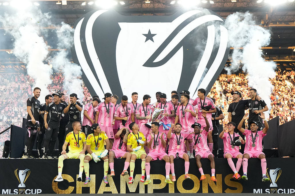 มุ่งมั่นสู่ความสำเร็จที่ยิ่งใหญ่กว่าเดิมและเกียรติยศที่สดใหม่! เมสซี่คว้าแชมป์อาชีพครั้งที่ 47 ขณะที่ไมอามีคว้าแชมป์ครั้งที่สาม _ยูฟ่า แชมเปียนส์ลีก_ บาร์เซโลนา_ อาร์เจนตินา