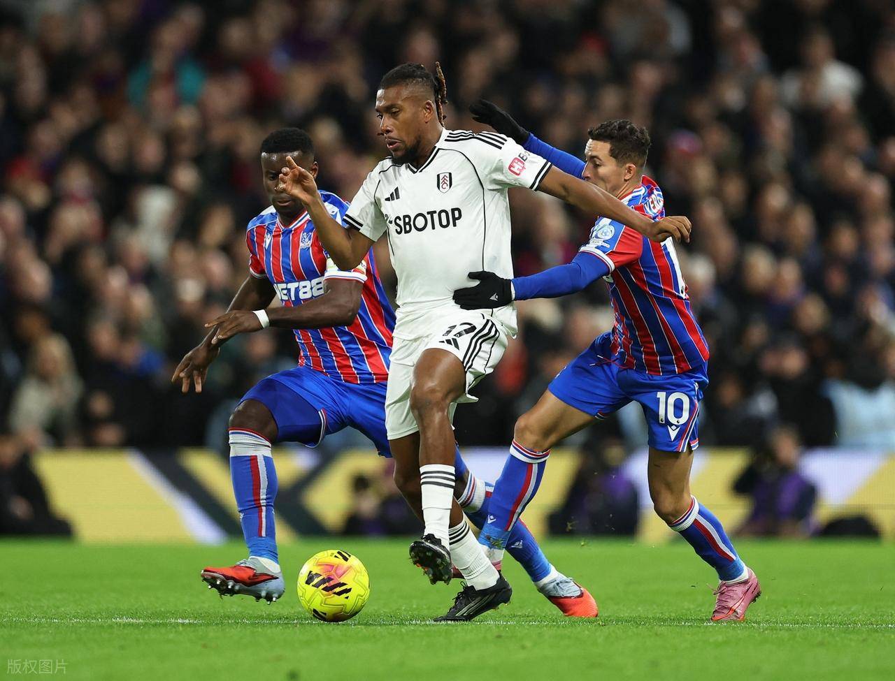 2-1: ประตูชัยของนักเตะทีมชาติอังกฤษคว้าชัยชนะติดต่อกันเป็นครั้งที่สอง แซงหน้าเชลซีและไล่ตามสามอันดับแรกอย่างใกล้ชิด คริสตัล พาเลซ ฟูแล่ม ลีก