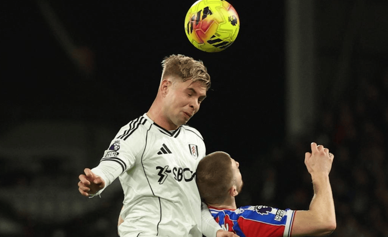 การแข่งขันชิงตำแหน่งท็อปโฟร์ของพรีเมียร์ลีกพลิกผันอย่างสิ้นเชิงเมื่อม้ามืดพุ่งทะยานเข้าสู่โซนแชมเปียนส์ลีก แซงหน้าเชลซีและทิ้งแมนเชสเตอร์ ยูไนเต็ดไว้ข้างหลัง_คริสตัล พาเลซ_ฟูแล่ม_ลิเวอร์พูล