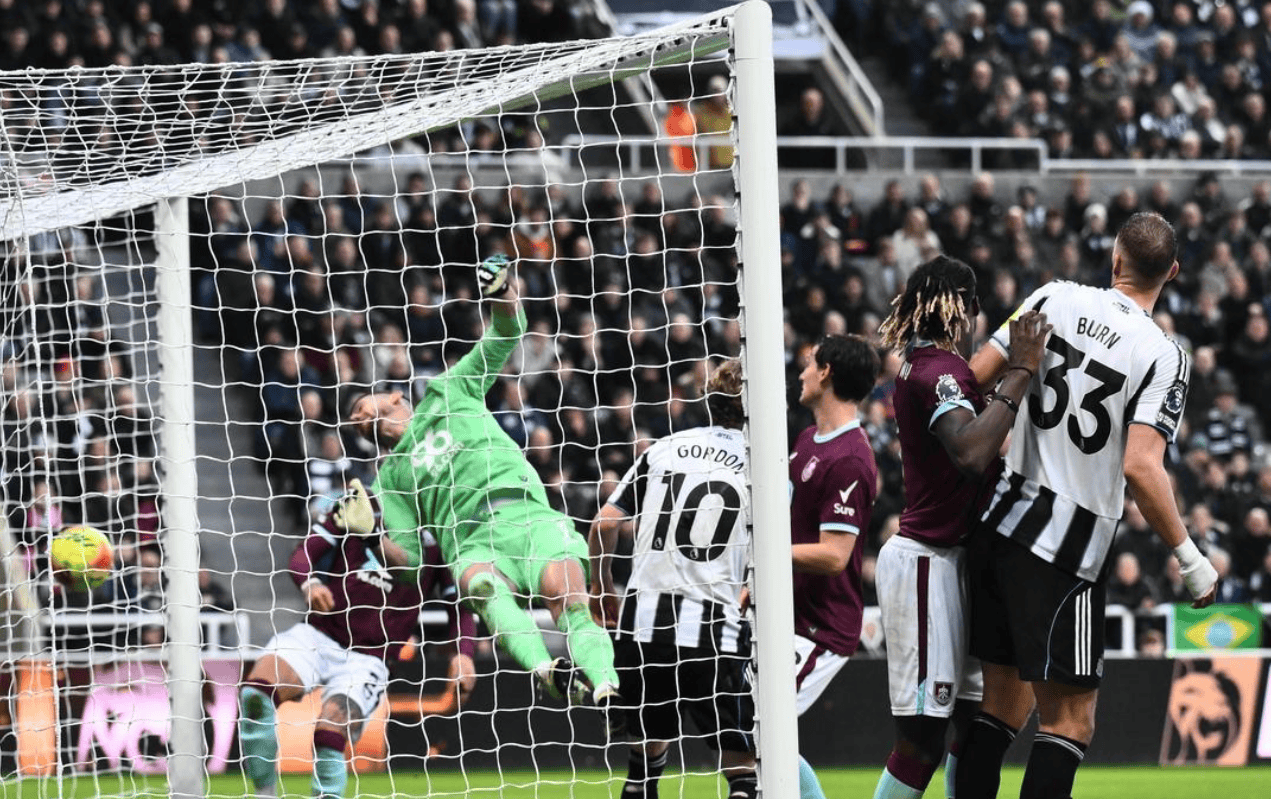 นิวคาสเซิลชนะ 2-1 ขยายสถิติไร้พ่ายเป็น 4 นัด เสมอคะแนนกับท็อตแนมและแมนเชสเตอร์ยูไนเต็ด ขณะที่การแข่งขันเพื่อชิงอันดับท็อปโฟร์ทวีความเข้มข้น _เบิร์นลีย์_ _แชมเปียนส์ลีก_ _แมนเชสเตอร์ ซิตี้_