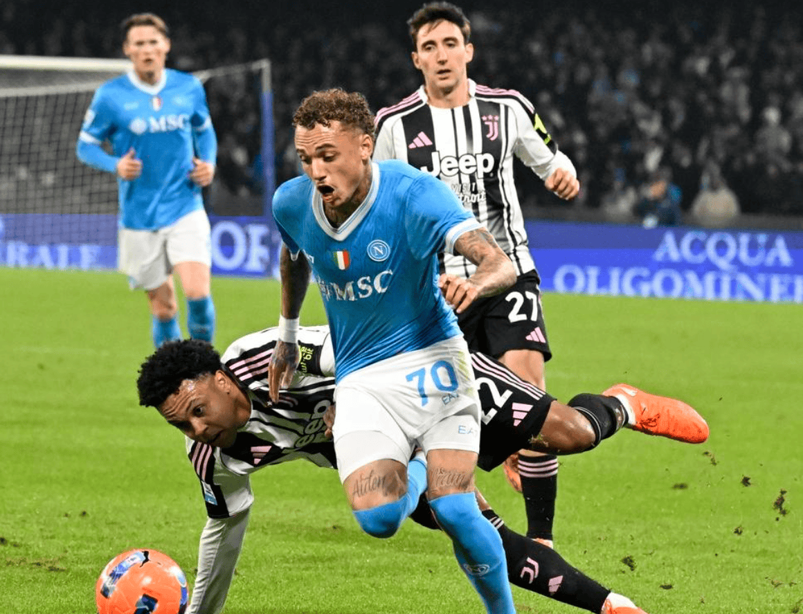 การเปลี่ยนแปลงผู้นำในเซเรียอาเกิดขึ้นเมื่อคอนเต้ใช้เวทมนตร์ของเขา: เอาชนะยูเวนตุสเพื่อคว้าชัยชนะติดต่อกันเป็นครั้งที่ห้า _นาโปลี_ แม็คโทมิเนย์_ ฮอยจ์ลุนด์