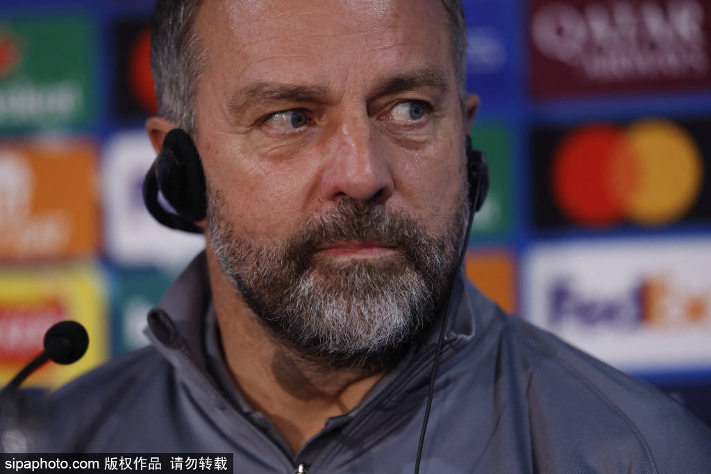 คำชมของฟลิคต่อคูบาซิชและการพัฒนาเกมรับโดยรวม ทีมบาร์เซโลนา ผู้เล่น