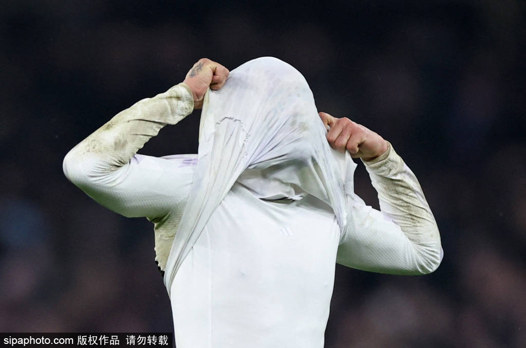 การถูกแฟนบอลแมนเชสเตอร์ ยูไนเต็ดดูถูกหลังจบการแข่งขันของเซอร์จิ: เรื่องราวและผลกระทบเบื้องหลังการเดินออกจากสนามด้วยรอยยิ้มและศีรษะก้มต่ำ การแข่งขัน: ลียง, ยูโรปาลีก