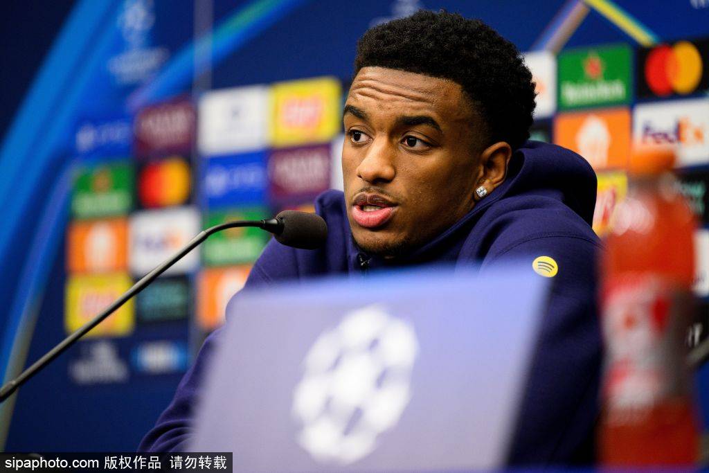 ในห้องแต่งตัวของสลาเวีย ปราก พวกเขาเปลี่ยนนามสกุลของกัปตันเป็น 'คาร์บาฆาล' เพื่อกระตุ้นเขาให้สู้กับบาร์เซโลนา! _การแข่งขัน_ ยูฟ่าแชมเปียนส์ลีก เรอัล มาดริด