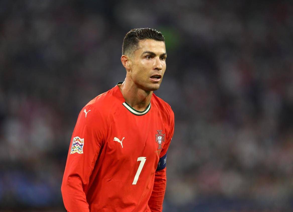 รูปปั้นของคริสเตียโน โรนัลโดในบ้านเกิดของเขาถูกจุดไฟเผา! เขายังถูกชูนิ้วกลางและถูกรังควานอีกด้วย! ไม่มีใครเข้าไปช่วยเหลือ!_โปรตุเกส_โรนัลโด_ฟุตบอลโลก