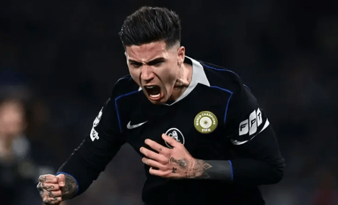 ขอแสดงความยินดีกับเรอัล มาดริด! สามกองกลางชั้นนำของพรีเมียร์ลีกให้คำมั่นสัญญา, ไม่สามารถต่อรองได้ที่ 140 ล้านยูโร, ยักษ์ใหญ่ที่มีมูลค่า 1 พันล้านยูโรไม่เต็มใจที่จะปล่อยเขาไป_เอนโซ_ห้องแต่งตัวเชลซี