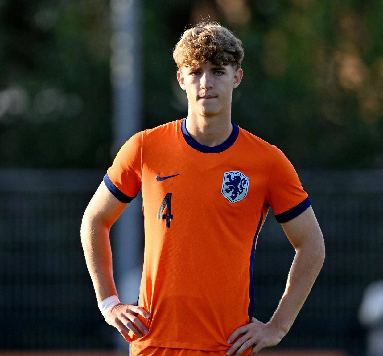 แนวรับของบาร์เซโลน่าเตรียมปรับโฉมครั้งใหญ่ เมื่อดาวรุ่งชาวดัตช์วัย 18 ปีใกล้จะย้ายเข้ามา ขณะที่ชล็อตเตอร์เบ็ค กองหลังตัวหลักของดอร์ทมุนด์ อาจร่วมทีมด้วย _แนวรับ_ _แชมเปียนส์ลีก_ _บาร์เซโลนา_