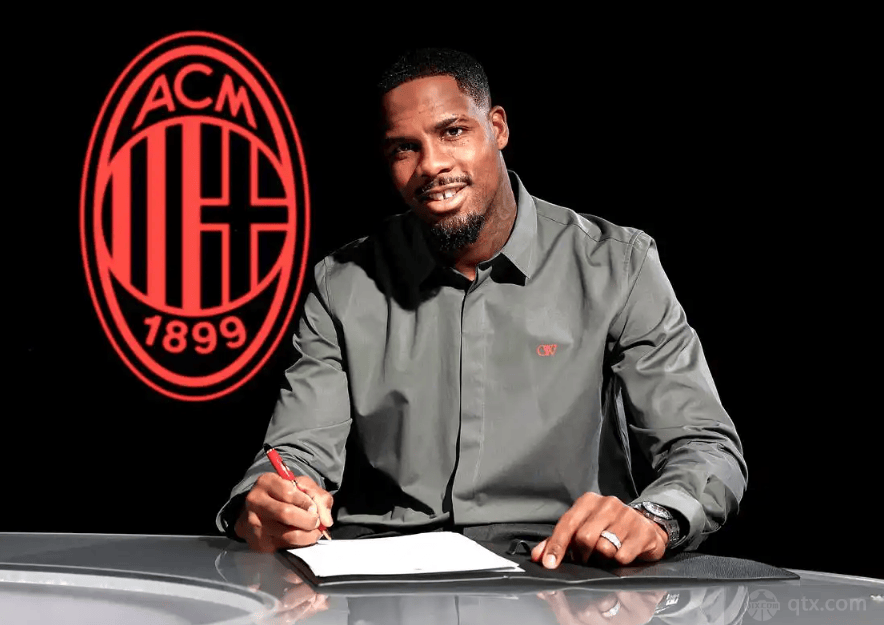 เอซี มิลาน ได้ขยายสัญญากับผู้รักษาประตู ไมค์ เมญ็อง ออกไปจนถึงปี 2031 โดยมีค่าเหนื่อยปีละ 7 ล้านยูโร สัญญาระหว่างทั้งสองฝ่ายเป็นสัญญาส่วนตัว