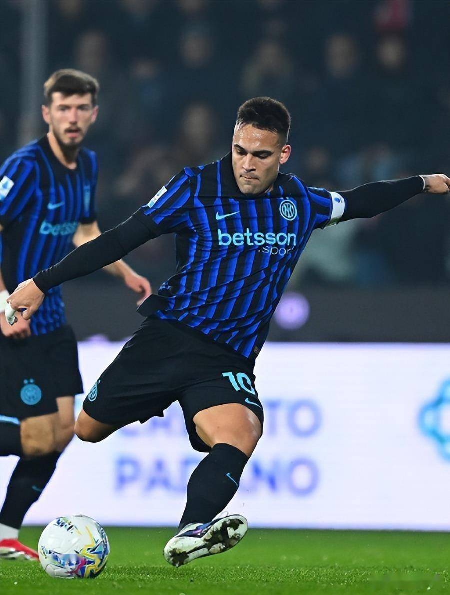 การทำประตูด้วยลูกโหม่งที่ทำลายสถิติ + การยิงไกลของซีลินสกี้: อินเตอร์ 2-0! ชนะติดต่อกัน 11 นัด ทำให้พวกเขาขึ้นนำเป็นจ่าฝูงของตาราง นำหน้าเอซี มิลาน 8 คะแนน _เครโมเนเซ่_ _การแข่งขัน_ _เลาตาโร่_