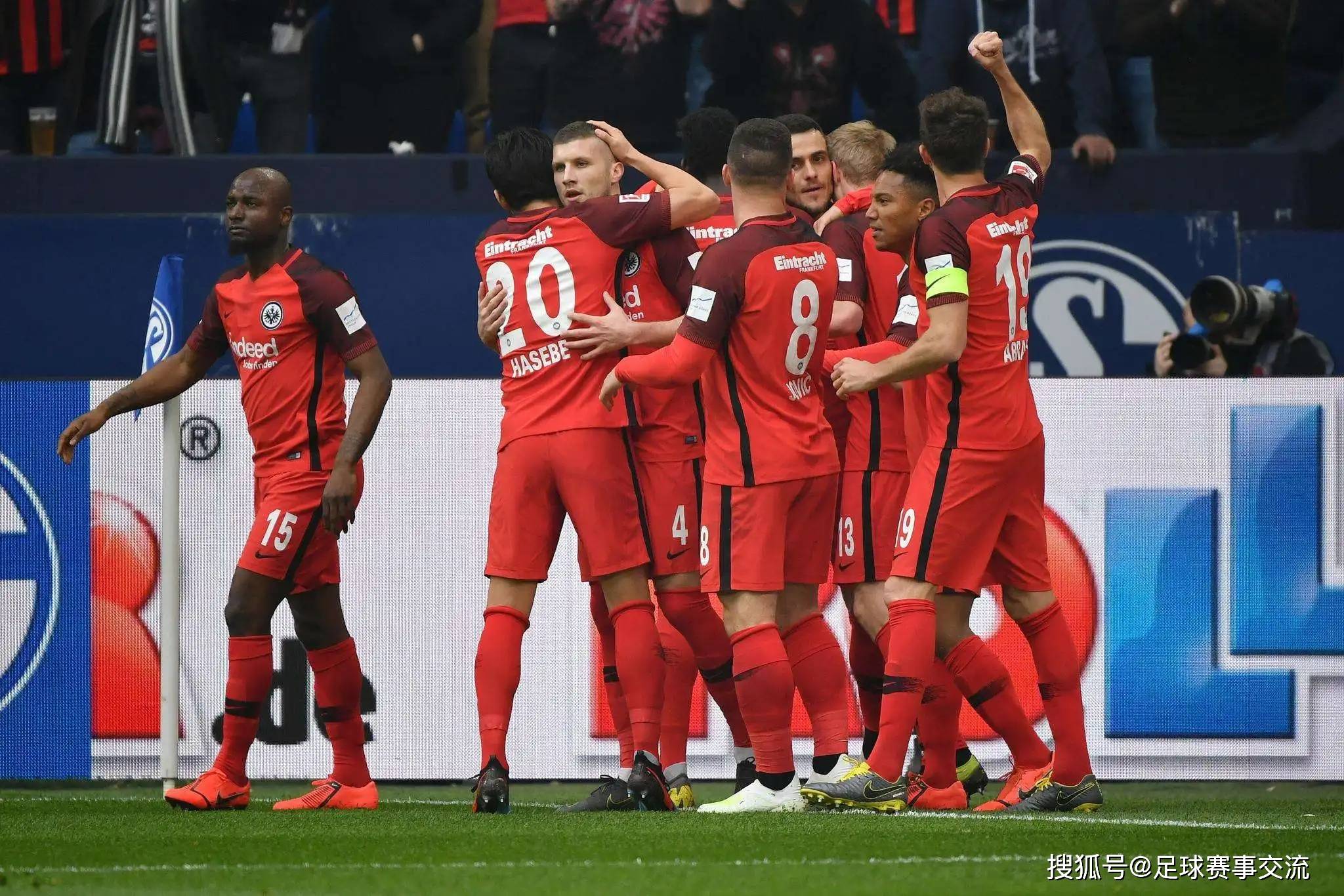 ฟุตบอลวันนี้: ไอน์ทรัค แฟร้งค์เฟิร์ต พบ ไบเออร์ เลเวอร์คูเซ่น, ลีดส์ ยูไนเต็ด พบ อาร์เซน่อล แข่งขัน: ทั้งเหย้าและเยือน