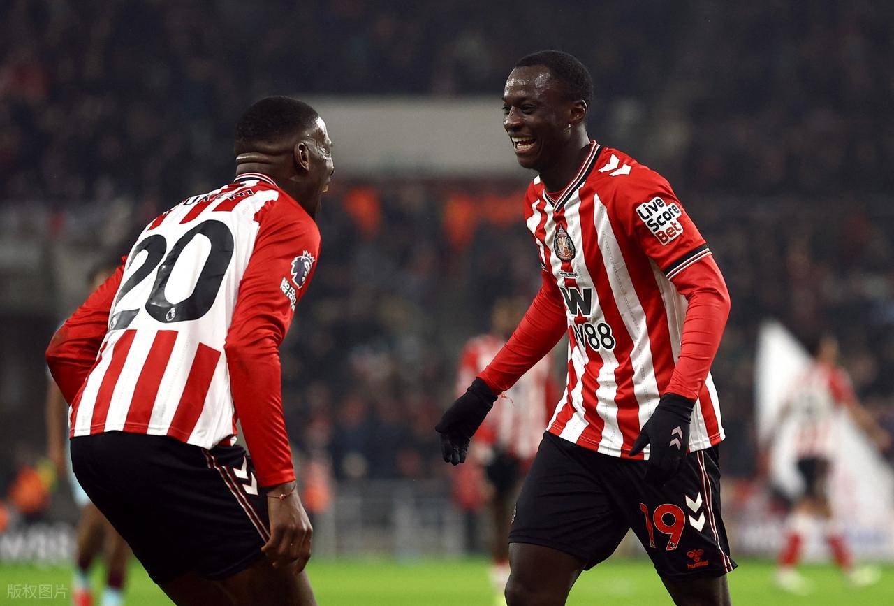 ซันเดอร์แลนด์ชนะ 3-0 ทำให้ตารางพรีเมียร์ลีกล่าสุดปรากฏขึ้น: แมนเชสเตอร์ ยูไนเต็ด ยังคงเป็นผู้นำในการแข่งขันเพื่อคว้าตั๋วไปแชมเปียนส์ลีก_เบิร์นลีย์_ลิเวอร์พูล_เชลซี