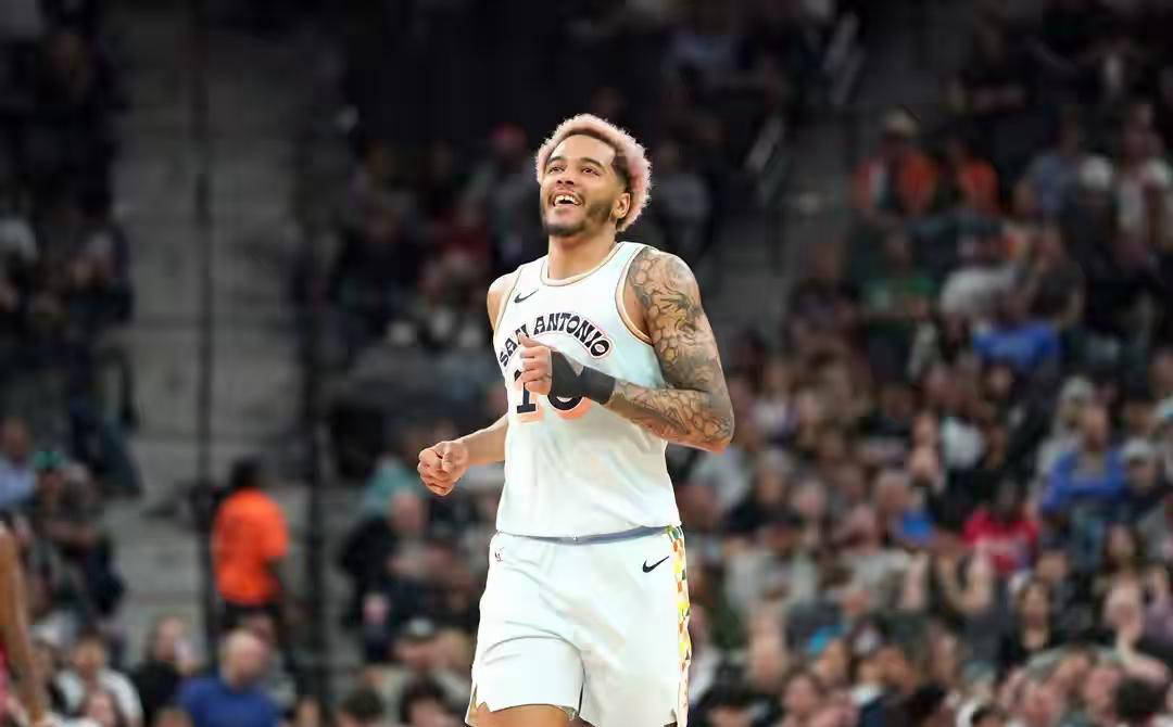 สเปอร์สถูกมองว่าเงินเดือนประจำปี 60 ล้านดอลลาร์ไม่เพียงพอโดยโซชาน ซึ่งถูกตัดออกอย่างโหดร้าย; ตอนนี้เซ็นสัญญากับนักกีฬาอาวุโสด้วยค่าแรงขั้นต่ำ ทำลายโอกาสของตัวเอง_สัญญา_ผู้เล่น_นิกส์