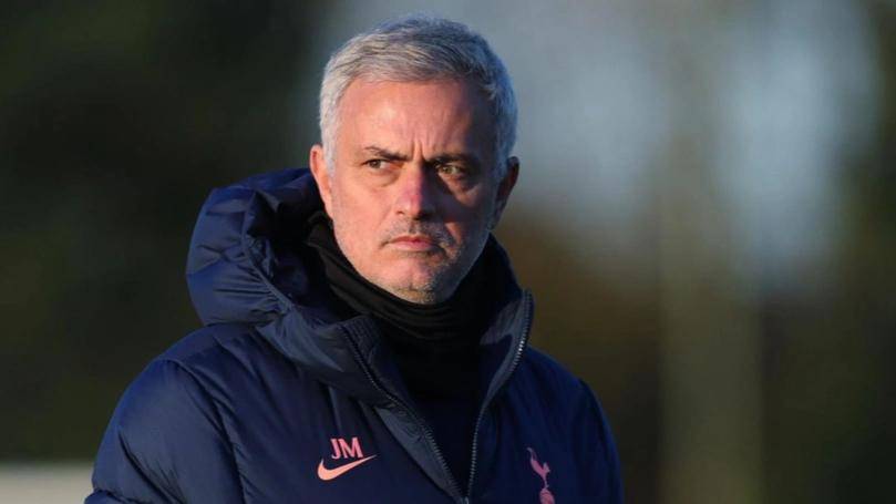 คำพูดเผ็ดร้อนเพียงหนึ่งประโยคจุดประกายการถกเถียงอย่างดุเดือด! การกลับมาของมูรินโญ่ที่เรอัล มาดริดสร้างความตื่นเต้น แต่การที่สองดาวเด่นจะยอมรับเขานั้นยังคงเป็นปริศนา_มูรินโญ่_เบนฟิก้า_เบอร์นาเบว