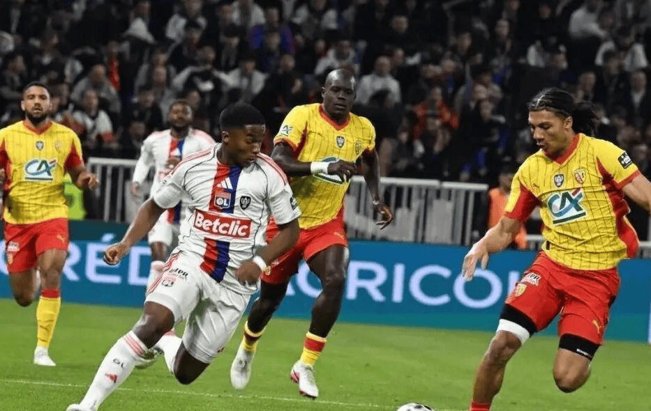 ลีกเอิง 26 โฟกัส การต่อสู้: ลียง vs ปารีส FC_Homefield_LineUp_Status