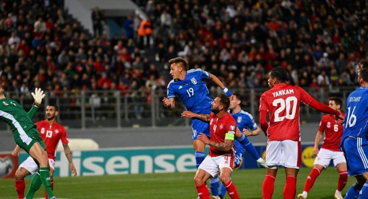 พรีเมียร์ลีกมีปรากฏการณ์สมมาตรที่หาได้ยากในตอนต้นและตอนจบ แชมเปี้ยนส์ลีกเหมือนกับทีมที่ถูกผลักไส ช่องว่างของคะแนนนั้นใกล้เคียงกันมาก และการแข่งขันนั้นดุเดือดและเต็มไปด้วยความสงสัย