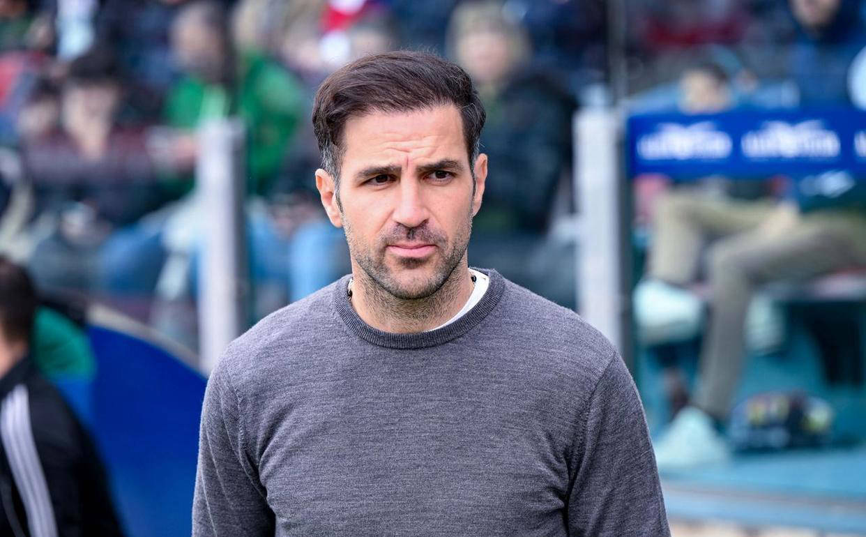 เชสก์ ฟาเบรกาส วัย 38 ปี นำทีมของเขาคว้าแชมป์ 3 เกมติดต่อกัน 3 เกมติดต่อกัน และโคโมแซงโรมและขึ้นสู่อันดับที่สี่_coming