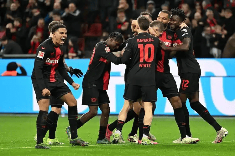 วันเสาร์ที่ 016 การแข่งขันบุนเดสลีกาพีค: เลเวอร์คูเซ่นแก้แค้นที่บ้าน บาเยิร์นถือยอดและปฏิเสธที่จะพลิกคว่ำ car_tactical_core_defense