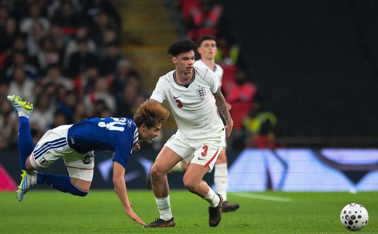 กุนซือชาวญี่ปุ่นถูกเลือกปฏิบัติโดย แมนฯ ยูไนเต็ด และตอนนี้เขาได้นำทีมเอาชนะอังกฤษ 1-0 และความแข็งแกร่งของศึกฟุตบอลกลับ