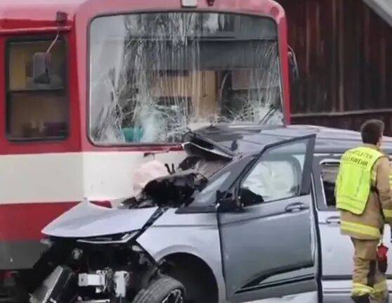 รถของ Manninger ชนกับรถไฟและเสียชีวิตอย่างน่าเสียดาย_salzburg_austria_alexander