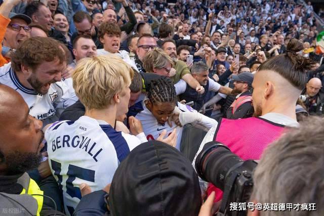 ท็อตแนม ซิมมอนส์ โลก โบ หลังนัดหยุดงาน ถูกตัด! มันจะห้ามการถอดเสื้อผ้าเพื่อเฉลิมฉลองการเขียนลงในกฎของทีม! _richarlissen_fans_brighton