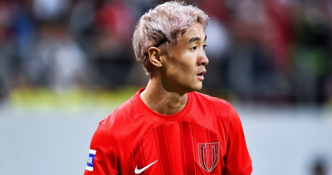 เว่ย ฉือห่าว เพิ่งเล่นในเฉิงตูหรงเฉิงเพื่อเป็นกัปตันเอซ! เขาเลือกที่จะออกจากสโมสรแต่เนิ่นๆ เพื่อไปเรียนต่อต่างประเทศ และเล่นดอร์ทมุนด์ในการเดบิวต์