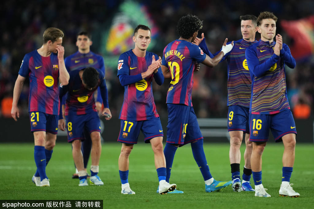 บาร์เซโลนายิง: 400,000 ยูโรเพื่อเปลี่ยนสนามฟุตบอลชุมชนเพดานยังใช้เป็นผนังกันเสียงเพื่อนบ้านสามารถ 