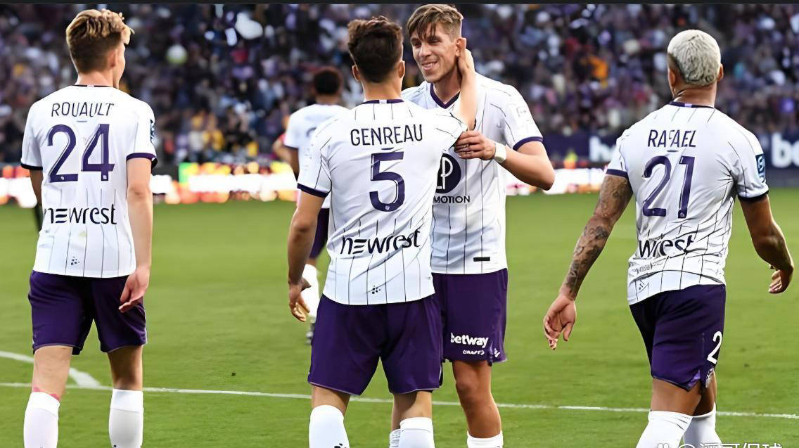 การต่อสู้ในกัลโช่ดุเดือด เน้นการต่อสู้: โคโม vs นาโปลี แอตแลนต้า กับ เจนัว_แอตแทค_โฮม_ยูดิเนเซ่